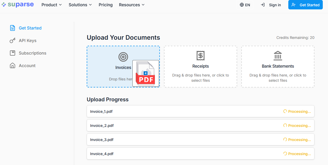 Zrzut ekranu interfejsu przesyłania Suparse pokazujący kilka faktur PDF przeciąganych i upuszczanych do aplikacji internetowej.